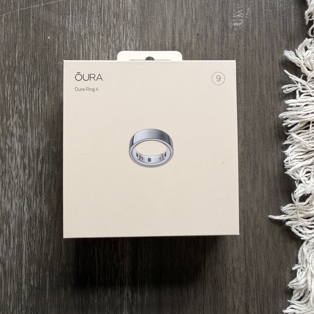 Oura Ring 4 Box with Silver Ring Graphic - Oura